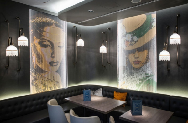 Jendela dengan aksen jaring-jaring